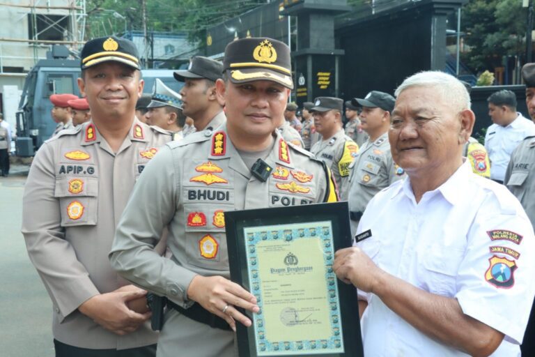 Bentuk Apresiasi, Kapolresta Malang Kota Beri Penghargaan Kepada Anggota POLRI-TNI dan Masyarakat yang Berprestasi