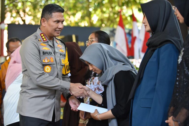 Talk Show Bersama Generasi Milenial, Kapolresta Malang Kota Berikan Reward Pelajar Berprestasi