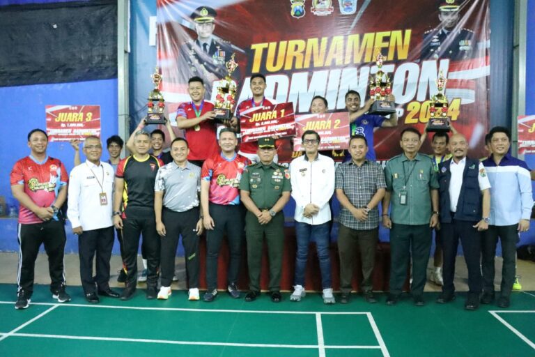Kapolresta Malang Kota Serahkan Piala dan Uang Pembinaan Juara Turnamen Badminton Piala Kapolresta Cup 2024