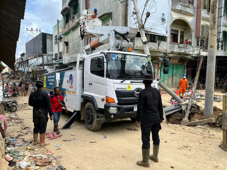 Personel Brimob Kawal Penormalan Listrik di Aceh Tamiang